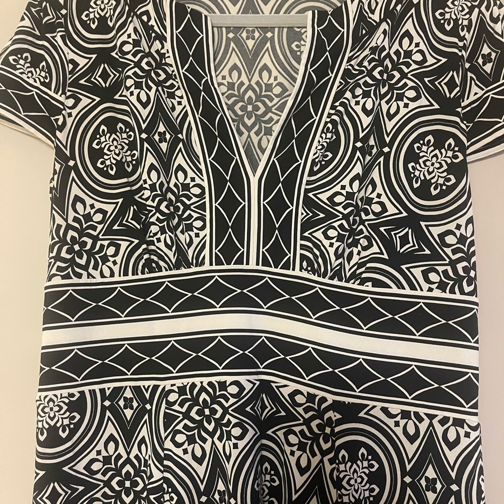BCBGMaxAzria Black and White Geometric Short Sleeve Top